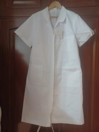 Bata de enfermería blanca