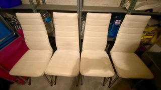 Set de 4 sillas blancas a 5€ cada una