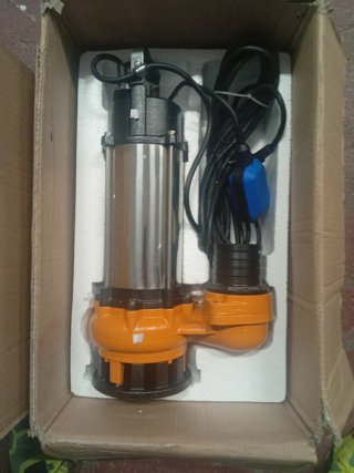 Bomba sumergible Vevor naranja 1000 litros minuto