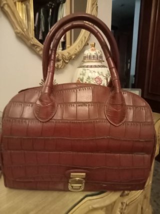 Bolso de piel marrón con textura cocodrilo