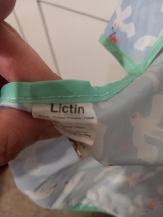 Bavaio impermeabile con maniche e tasca. Lictin