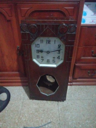 Reloj de péndulo antiguo de madera