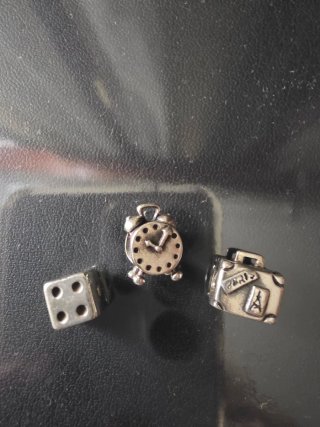 Lote 3 abalorios Pandora: dado, maleta, reloj