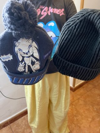 Gorra invierno Sonic y otra negra