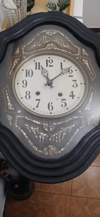 Reloj de pared antiguo decorado