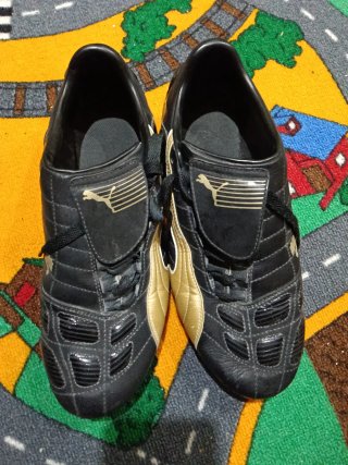 Botas de Fútbol Puma Negras y Doradas