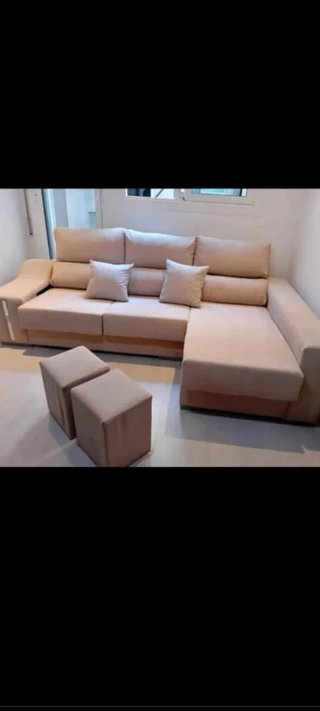 Divano Chaise Longue Grigio con Due Pouf