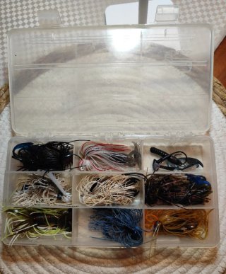 Lote de diferentes Jigs de Pesca en Caja plano