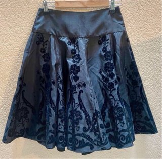 Falda negra satinada con bordados tercioterciopelo