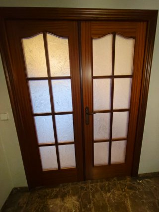 Puerta Doble de Madera con Cristales