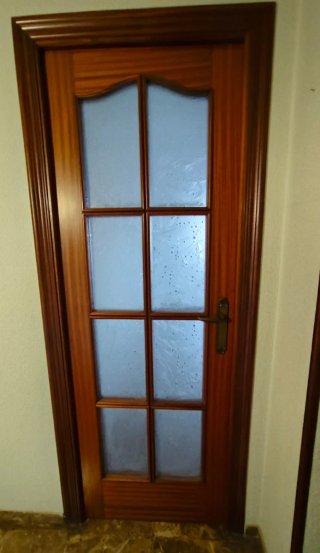 Puerta de Madera con Cristales y ciegas