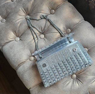 Bolso de fiesta plateado con pedrería