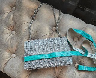 Bolso de fiesta plateado con pedrería