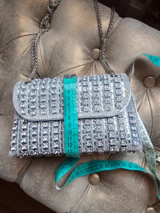 Bolso de fiesta plateado con pedrería