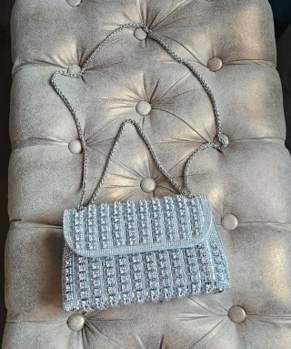 Bolso de fiesta plateado con pedrería
