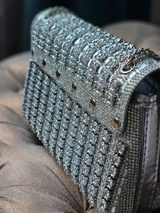 Bolso de fiesta plateado con pedrería