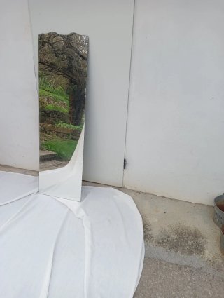 Espejo decorativo plateado con ondas en parte supe