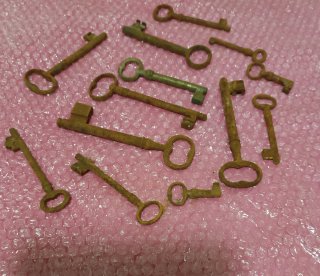 Set di 13 chiavi antiche ossidizzate