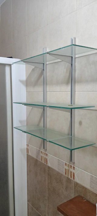 Estantería de cristal y metal,