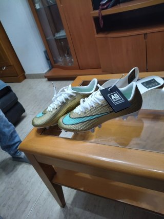 Zapatillas de fútbol Nike doradas