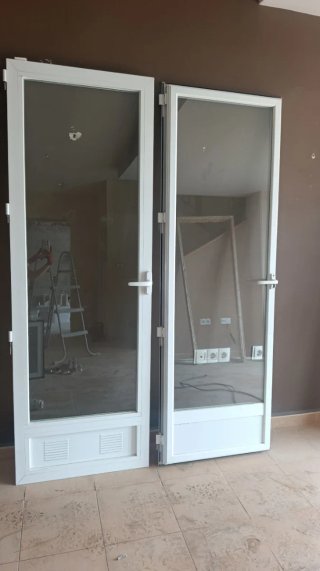 1Puertas de Aluminio con Cristalera