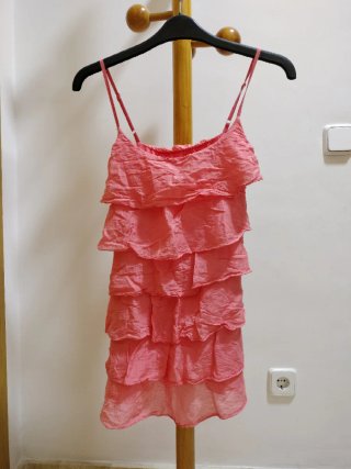 Vestido rosa con volantes