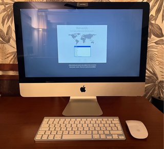 iMac Apple con Teclado y Ratón