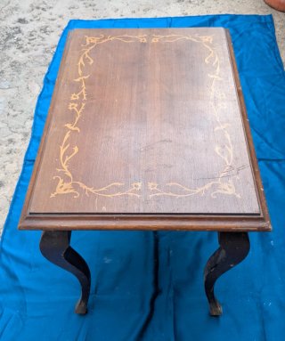 Mesita Auxiliar de Madera con Detalles