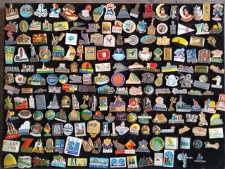 Lote de 1990 Pins Turísticos con expositor