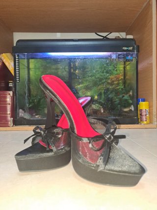 Sandalias de tacón plataforma negras y rojas