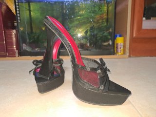 Sandalias de tacón plataforma negras y rojas