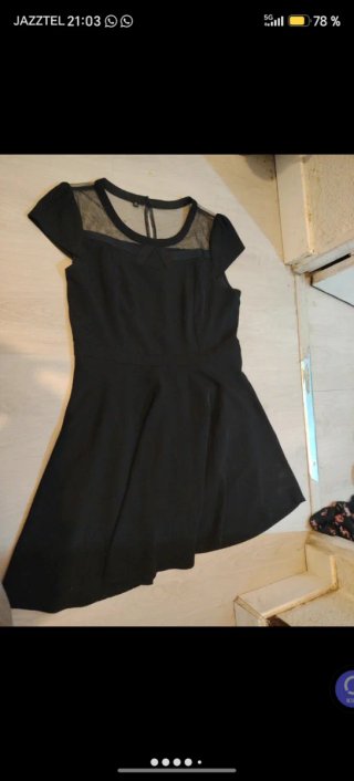 Vestido negro con detalles de encaje