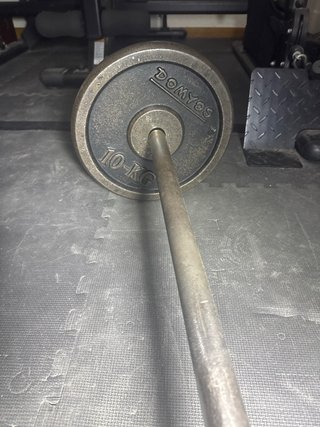 Barra de pesas con 20kg en discos