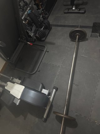 Barra de pesas con 20kg en discos