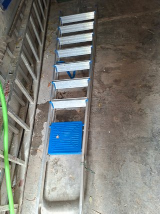 Escalera de aluminio con plataforma