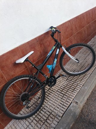 Bicicleta de montaña negra