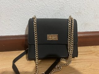 Bolso Negro con Cadena Dorada