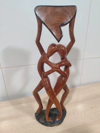 Figura de madera tallada pareja abrazada