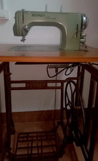 Máquina de coser antigua Refrey Preferida 400