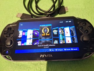 PlayStation Vita Sony PS Vita PSP Vita Sony - Console portatile in nero con cavo di ricarica
