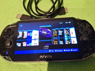 PlayStation Vita Sony PS Vita PSP Vita Sony - Console portatile in nero con cavo di ricarica
