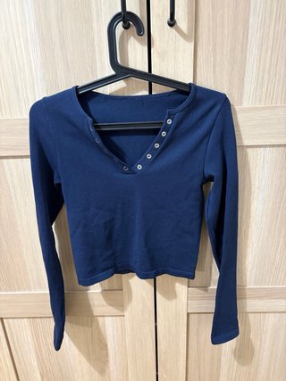 Camiseta Ajustada Azul Oscuro con Escote