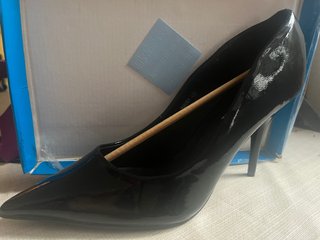 Tacones de Charol Negro Talla 40.Sin estrenar.