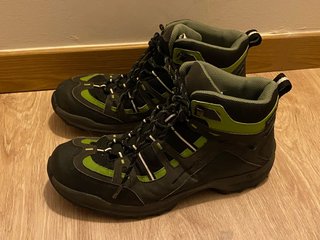 Botas trekking hombre Quechua negras y verdes