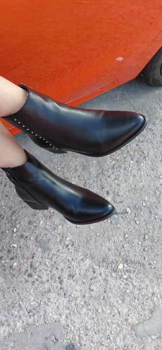 Botines negros con tachuelas