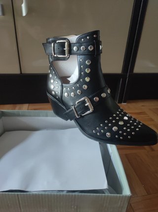 Botines negros piel tachuelas hebillas