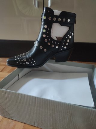 Botines negros piel tachuelas hebillas