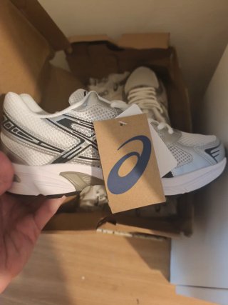 Zapatillas ASICS plateadas y blancas