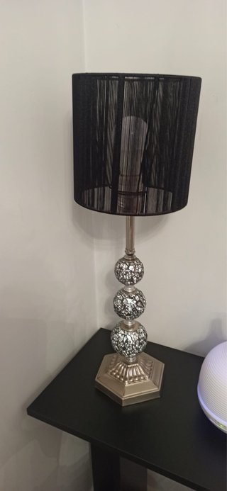 Lámpara de mesa con base de cristal