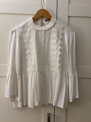 Blusa Zara encaje cuello alto manga acampanada